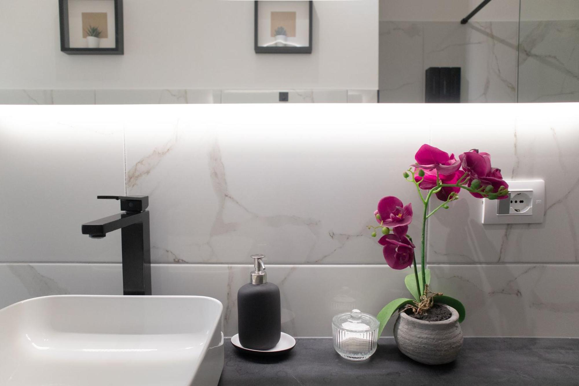 Appartamento Sara's - Modern Near Metro, Perfect For Families And Groups In Roma